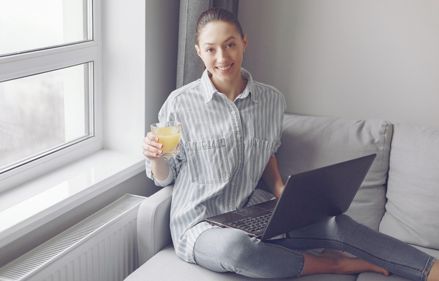 Estudiante trabajando en análisis financiero con múltiples pantallas y gráficos
