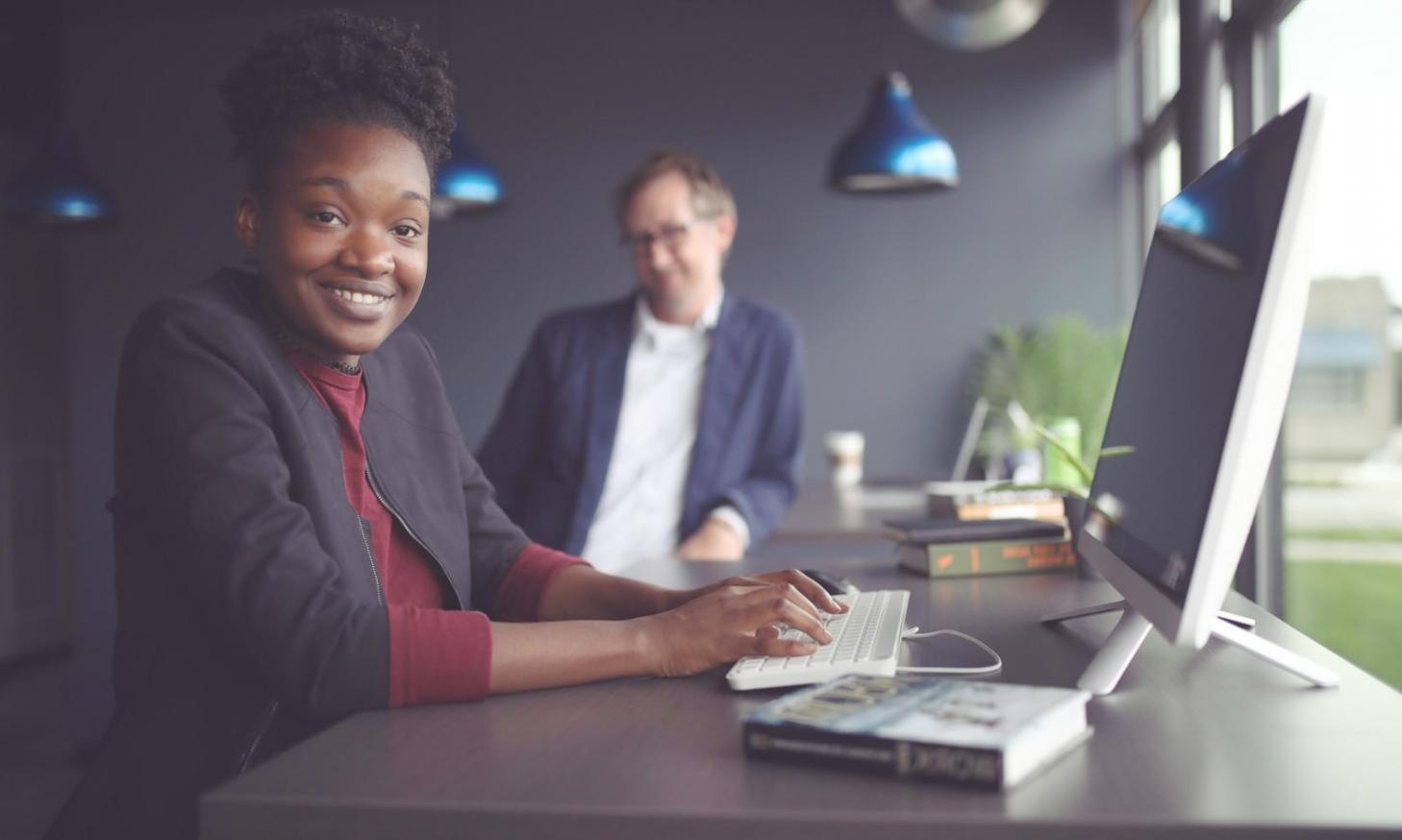 Equipo de Pomiraxelo trabajando en análisis de datos financieros en oficina moderna