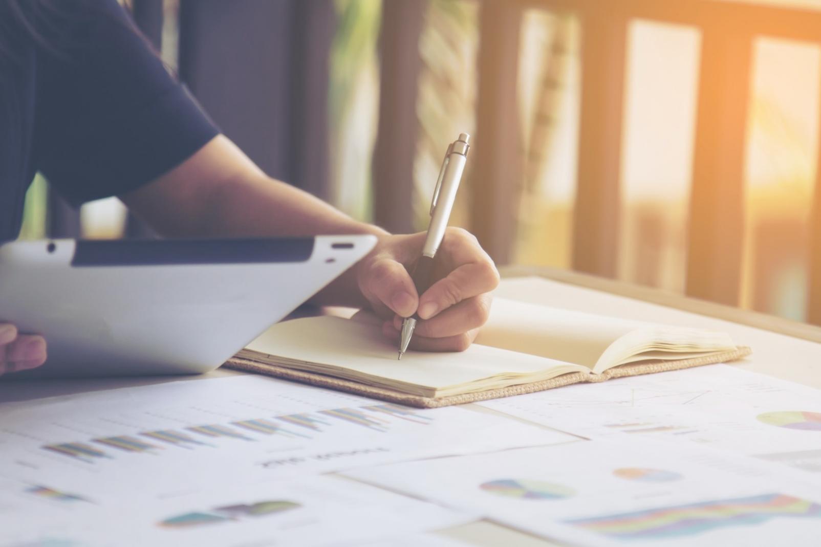 Interfaz del software Pomiraxelo mostrando gráficos de análisis financiero