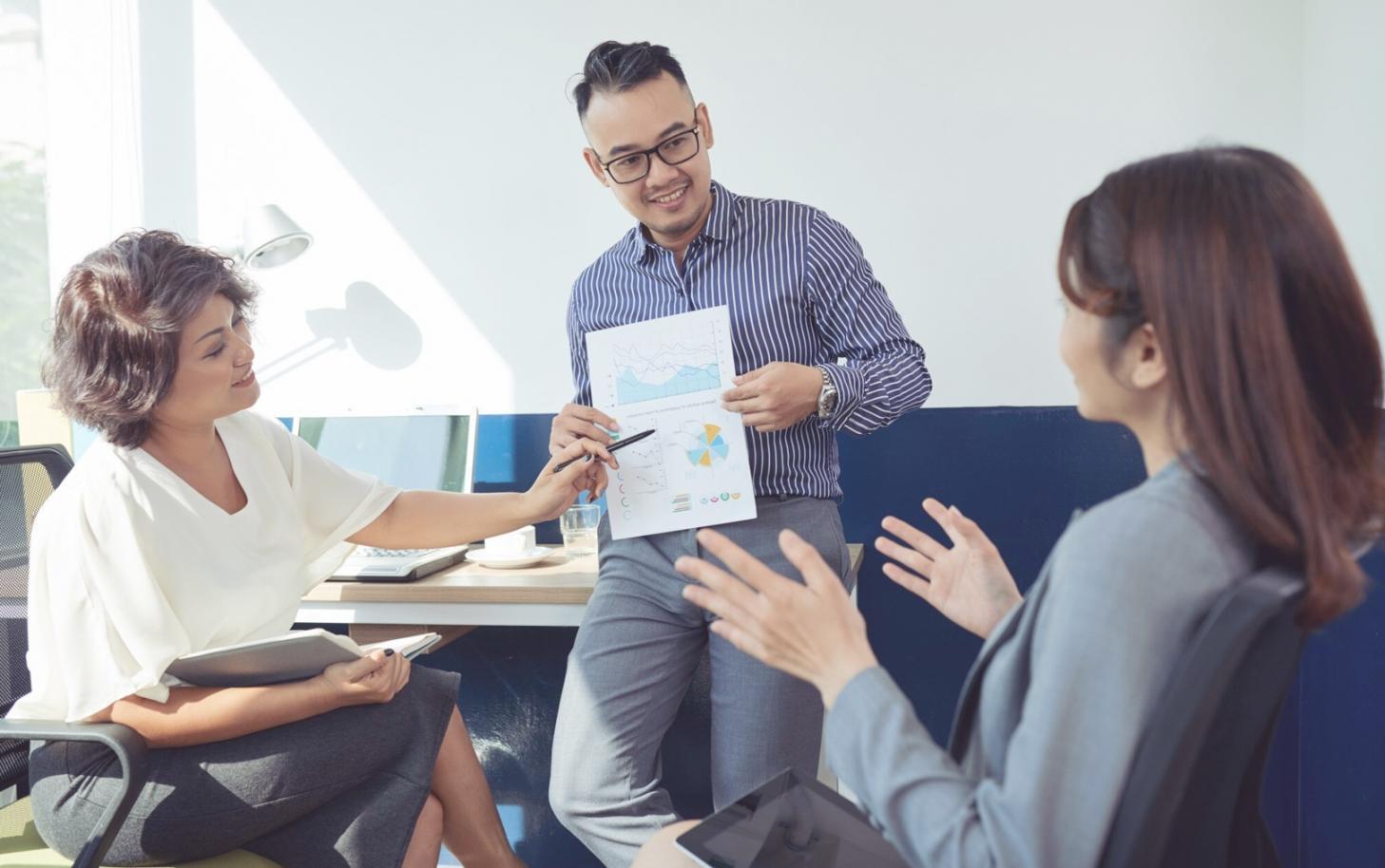 Empresario revisando dashboard financiero de Pomiraxelo en tablet