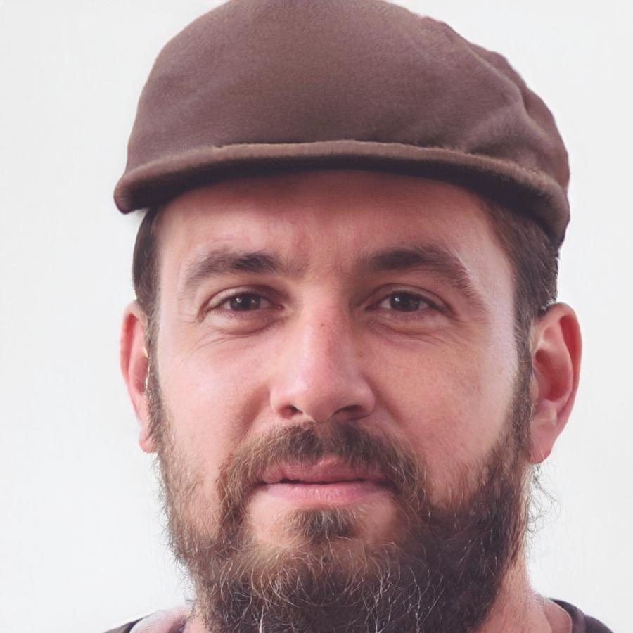 Retrato profesional de Aleksander Ruiz