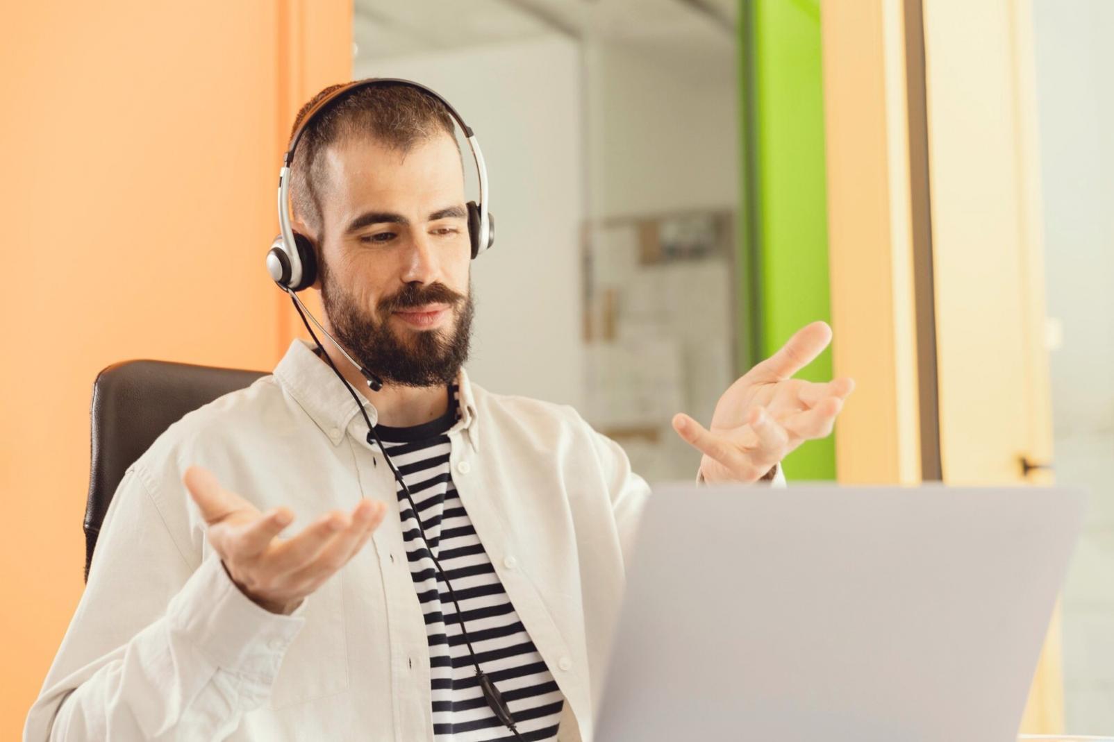 Equipo de Pomiraxelo trabajando en análisis financiero avanzado